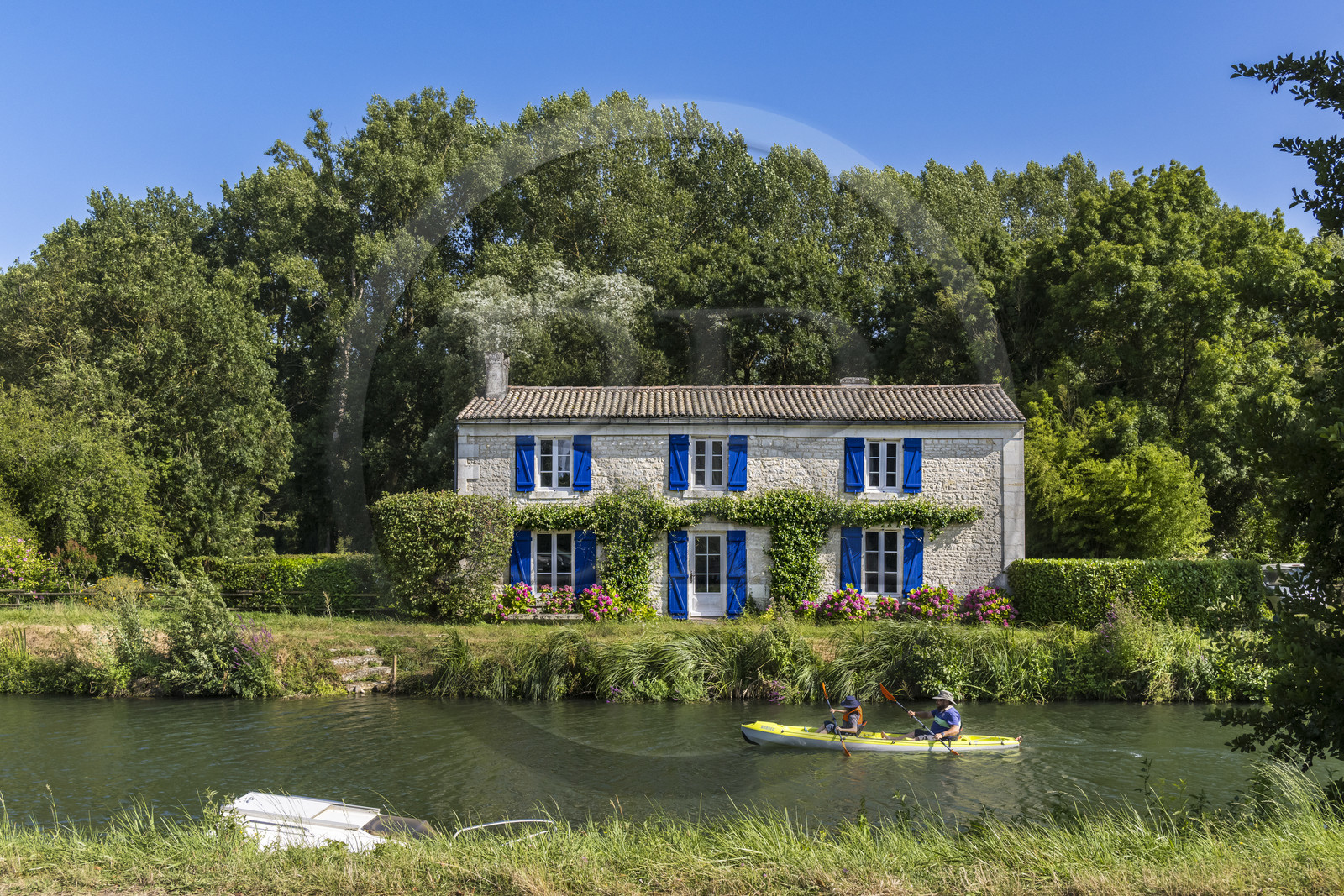 France, Deux-Sèvres, le Marais Poitevin, Green Venice, Coulon, typical house of the marsh of Sevre Niortaise River banks and the Vélo Francette cycle path