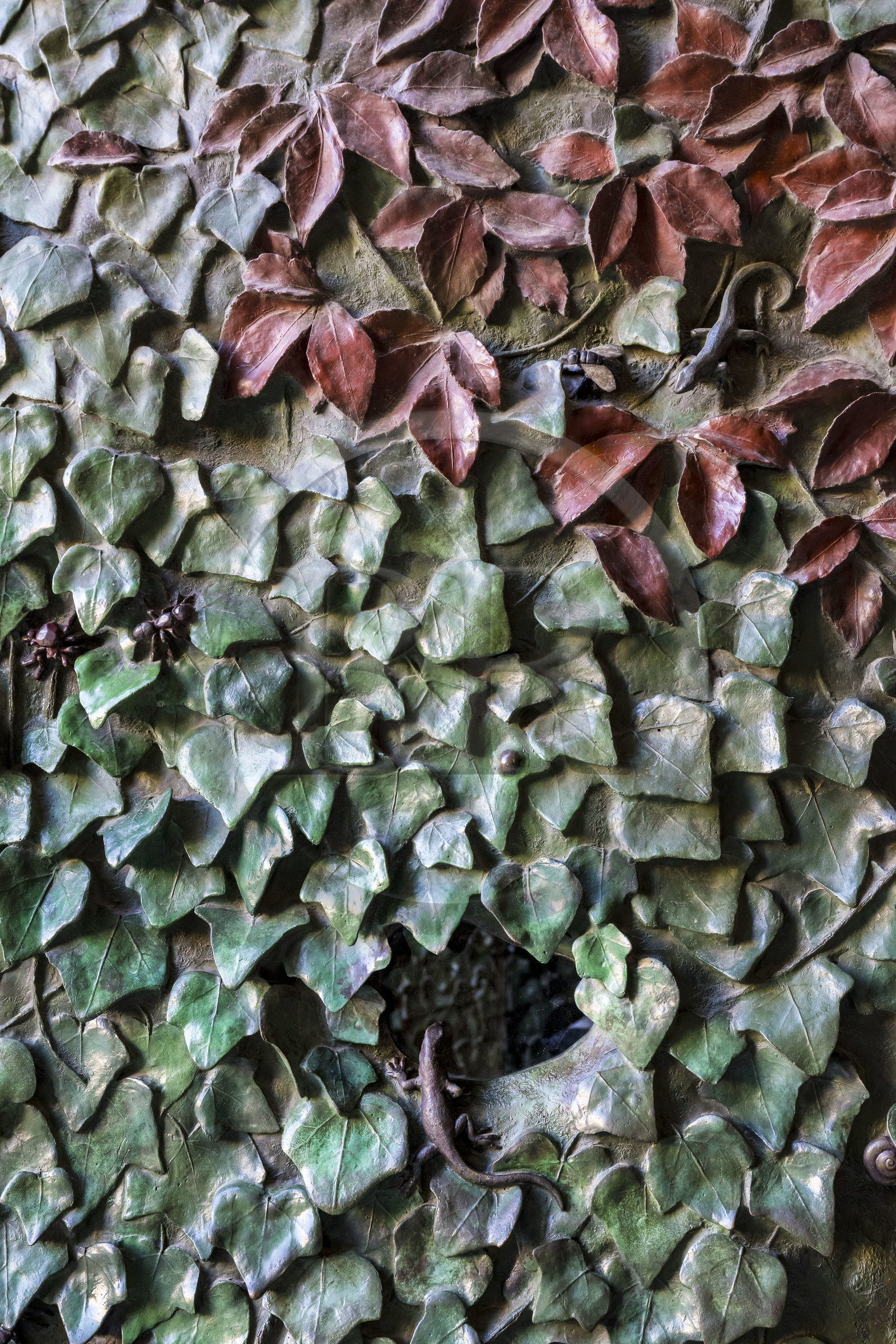 Espagne, Catalogne, Barcelone, quartier de l'Eixample, basilique de la Sagrada Familia de l'architecte du modernisme catalan Antoni Gaudi classée Patrimoine Mondial de l'UNESCO, façade de la Nativité, détail d'une des portes centrales en bronze de la facade de la Nativité réalisées par le sculpteur japonais Etsuro Sotoo