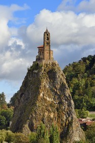France, Haute-Loire (43), Aiguilhe, commune limitrophe du Puy-en-Velay, étape classée Patrimoine Mondial de l'UNESCO dans le cadre des chemins de Compostelle, la Chapelle Saint-Michel d'Aiguilhe perchée sur un piton volcanique