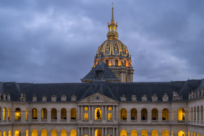 France, Paris (75), Hotel des Invalides, Musée de l'Armée, la cour d'Honneur et le dôme de la cathédrale Saint-Louis-des-Invalides en arrière plan, statue de Napoléon Ier en petit caporal de Charles Émile Seurre