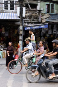 Vietnam, Hanoï, quartier des 36 rues dans la vieille ville, famille sur un vélo