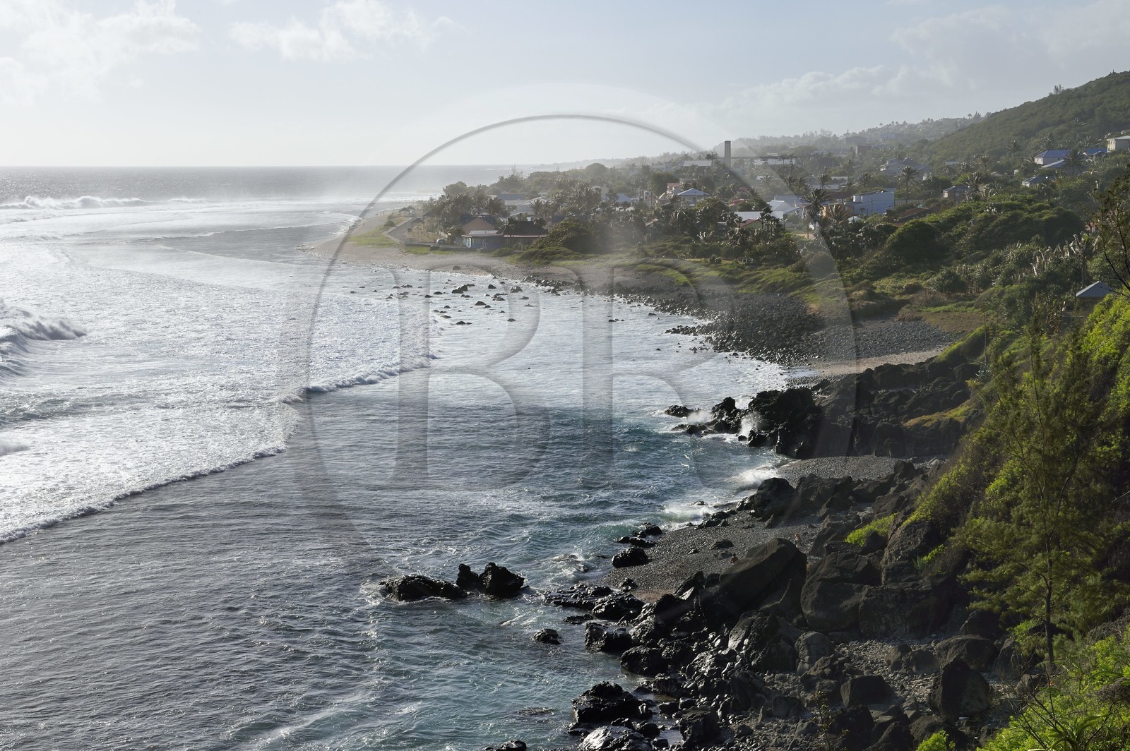 France, Ile de la Reunion, Petite-Ile sur la côte sud, plage et rochers de Grand-Bois, la cheminée de l'ancienne usine sucrière en arrière plan