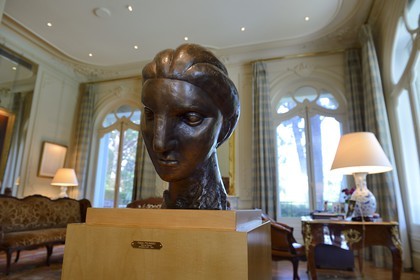 France, Alpes-Maritimes (06), Cannes, la villa La Californie où vécu Pablo Picasso, aujourd'hui renommé le Pavillon de Flore par Marina Picasso, sculpture de Pablo Picasso (Tête de femme - Boisgeloup 1931)  dans le salon