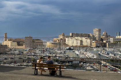 France, Bouches-du-Rhône (13), Marseille, le Fort Saint Jean à l'entrée du Vieux Port vu depuis le parvis de l'abbaye Saint-Victor
