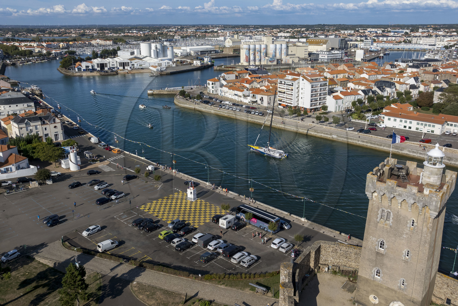 France, Vendée (85), Les-Sables-d'Olonne, bateaux dans le chenal d'accès aux ports et la Tour d'Arundel du XIVème siècle, ancien donjon reconverti en phare et musée de la mer (vue aérienne)