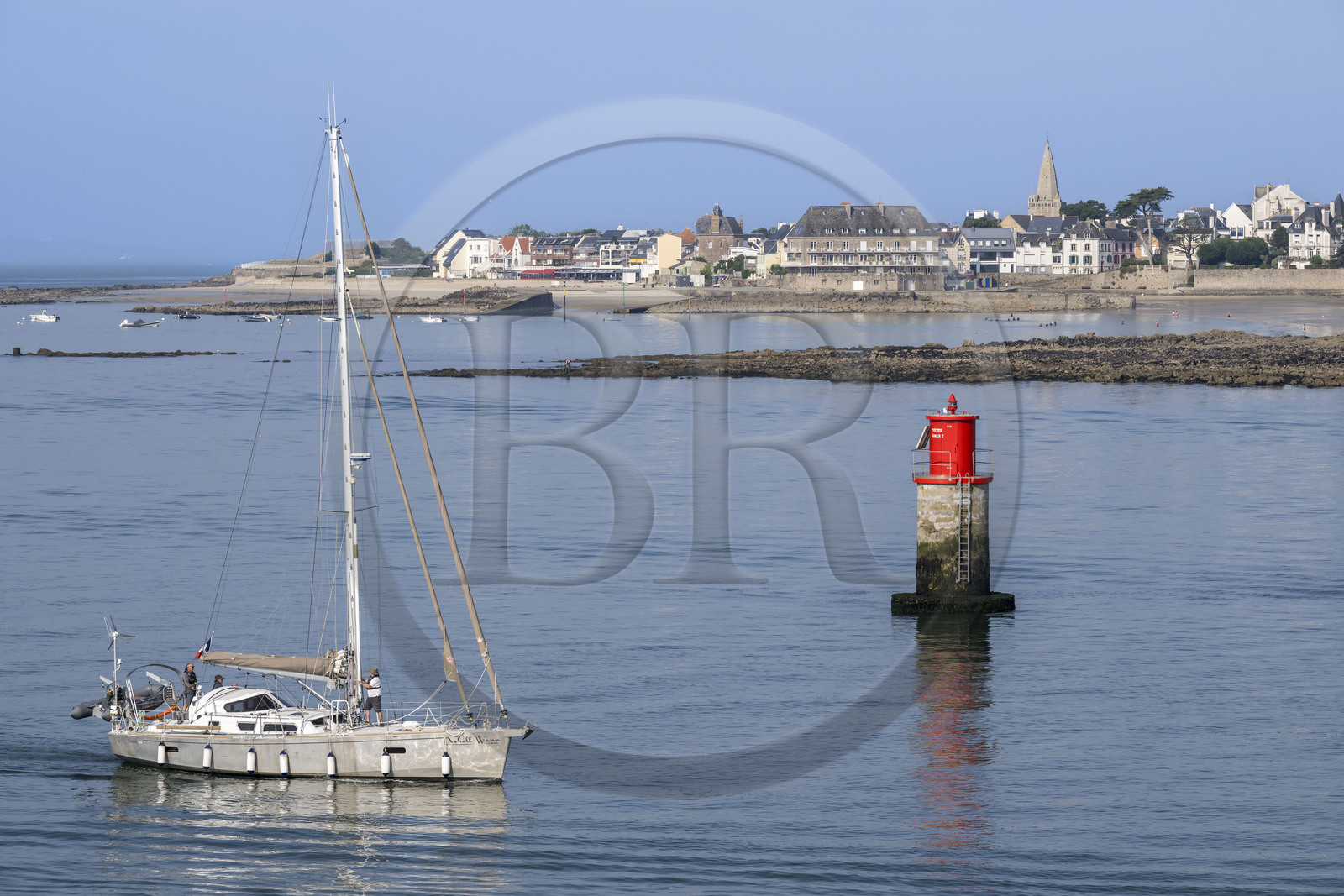 France, Morbihan (56), Port-Louis, voilier passant sous les remparts de la citadelle de Port-Louis, Larmor-Plage en arrière plan