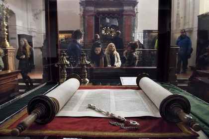 République Tchèque, Prague, centre historique classé Patrimoine Mondial de l'UNESCO, quartier juif de Josefov, la synagogue Klaus abritant aujourd'hui une exposition consacrée aux traditions et coutumes juives, Torah et Yad (pointeur de lecture liturgique)