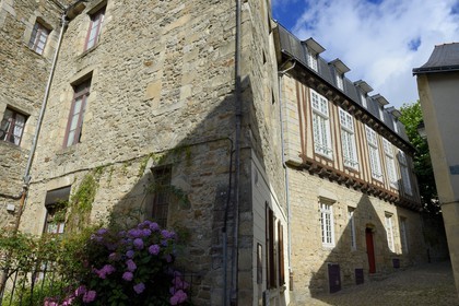 France, Morbihan, Gulf of Morbihan (Golfe du Morbihan), Vannes, traditional house in the corner of the rue de la Bienfaisance and rue des Vierges