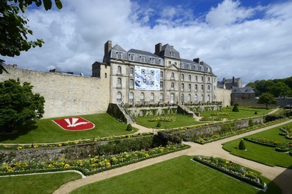 France, Morbihan, Gulf of Morbihan (Golfe du Morbihan), Vannes, castle of Hermine and the Poterne Gate (Porte Poterne) in the background