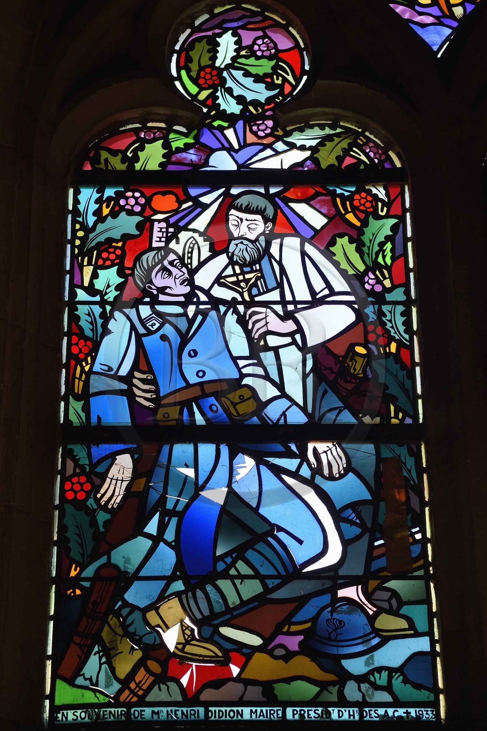 France, Meuse (55), Etain, église Saint Martin, vitrail de Jacques Grüber, pretre bénissant un soldat de la première guerre mourant