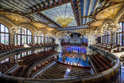 Espagne, Catalogne, Barcelone, Palau de la Musica Catalana (palais de la musique catalane), salle de concert dessinée par l'architecte du modernisme catalan Lluis Domènech i Montaner, site classé au Patrimoine Mondial de l'UNESCO, grande verrière, coupole de vitraux oeuvre de Antoni Rigalt i Blanch