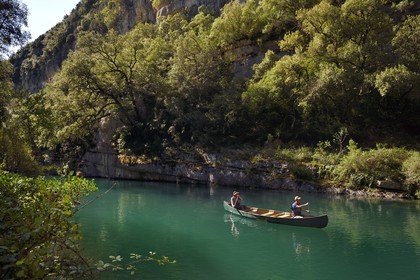 Var (83) rive gauche et Alpes-de-Haute-Provence (04) rive droite, Parc Naturel Régional du Verdon, Basses Gorges du Verdon en aval du lac de Sainte Croix, découverte en canoe des gorges de Baudinard