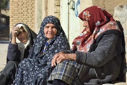Iran, Province de Yazd, désert du Dasht-e Kavir, Moghestan, femmes du village