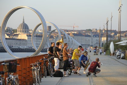 France, Loire-Atlantique (44), Nantes, l'Ile de Nantes, le Hangar à Bananes et les anneaux de Buren sur les quais de Loire, groupe de jazz