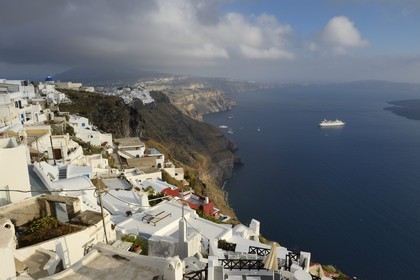 Grèce, Les Cyclades, mer Égée, île de Santorin (Thira ou Théra), le village d'Imerovigli qui surplombe la caldeira