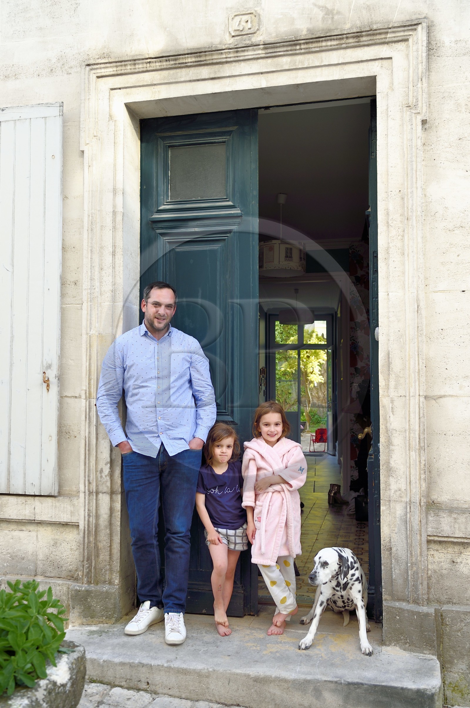 France, Charente (16), Cognac, rue Grande dans le quartier médiéval du vieux Cognac, maison traditionnelle traversante avec le jardin en arrière plan