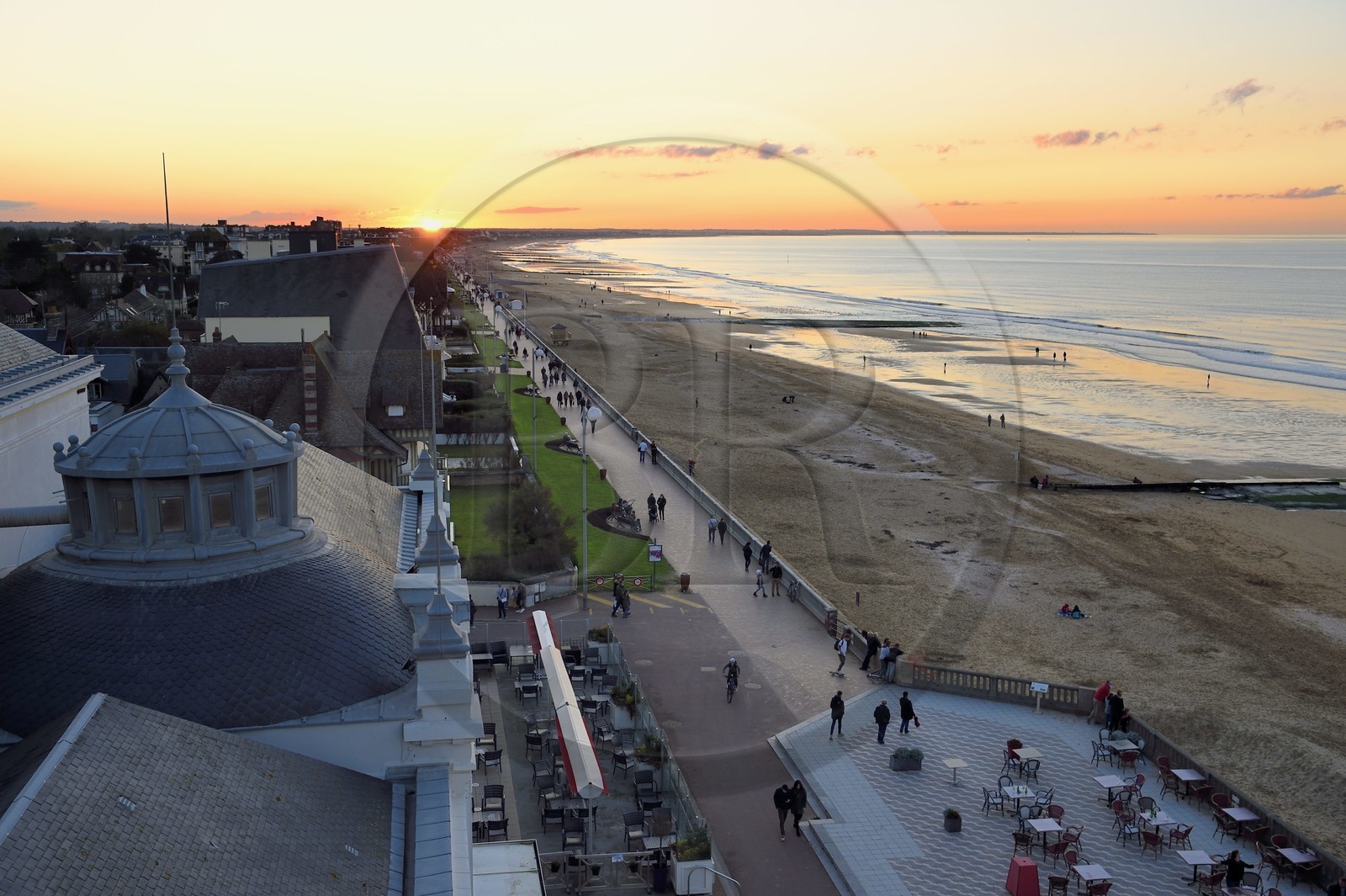 France, Calvados (14), Pays d'Auge, la côte Fleurie, Cabourg, vue sur le casino et la promenade du bord de mer depuis le Grand Hotel où Marcel Proust séjourna chaque été de 1907 à 1914, coucher de soleil sur la plage France, Calvados (14), Pays d'Auge, la côte Fleurie, Cabourg, vue sur le casino et la promenade du bord de mer depuis le Grand Hotel où Marcel Proust séjourna chaque été de 1907 à 1914, coucher de soleil sur la plage