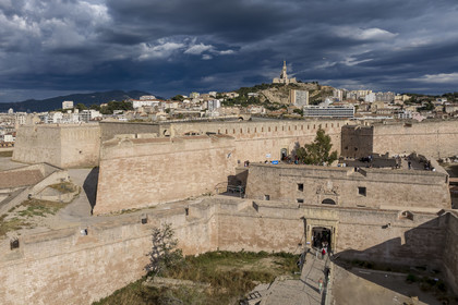 France, Bouches-du-Rhône (13), Marseille, Citadelle de Marseille (Fort Saint-Nicolas, le haut fort appelé fort d’Entrecasteaux) et la basilique Notre Dame de la Garde en arrière plan (vue aérienne)