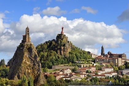 France, Haute-Loire (43), Le Puy-en-Velay, étape classée Patrimoine Mondial de l'UNESCO dans le cadre des chemins de Compostelle, vue sur la ville avec la Chapelle Saint-Michel d'Aiguilhe perchée sur un piton volcanique à gauche, la statue Notre Dame de France (de 1860) sur le Rocher Corneille surplombant la cathédrale Notre Dame de l'Annonciation du XIIe siècle à droite