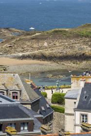 France, Ille et Vilaine, Cote d'Emeraude (Emerald Coast), Saint Malo, the statue of the privateer Robert Surcouf on the ramparts of the garden of Place du Québec