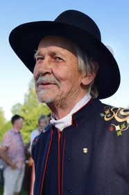 Suède, comté de Dalécarlie, région de Leksand, célébrations du solstice d'été dans le petit hameau de Hjulbäck, homme en costume traditionnel