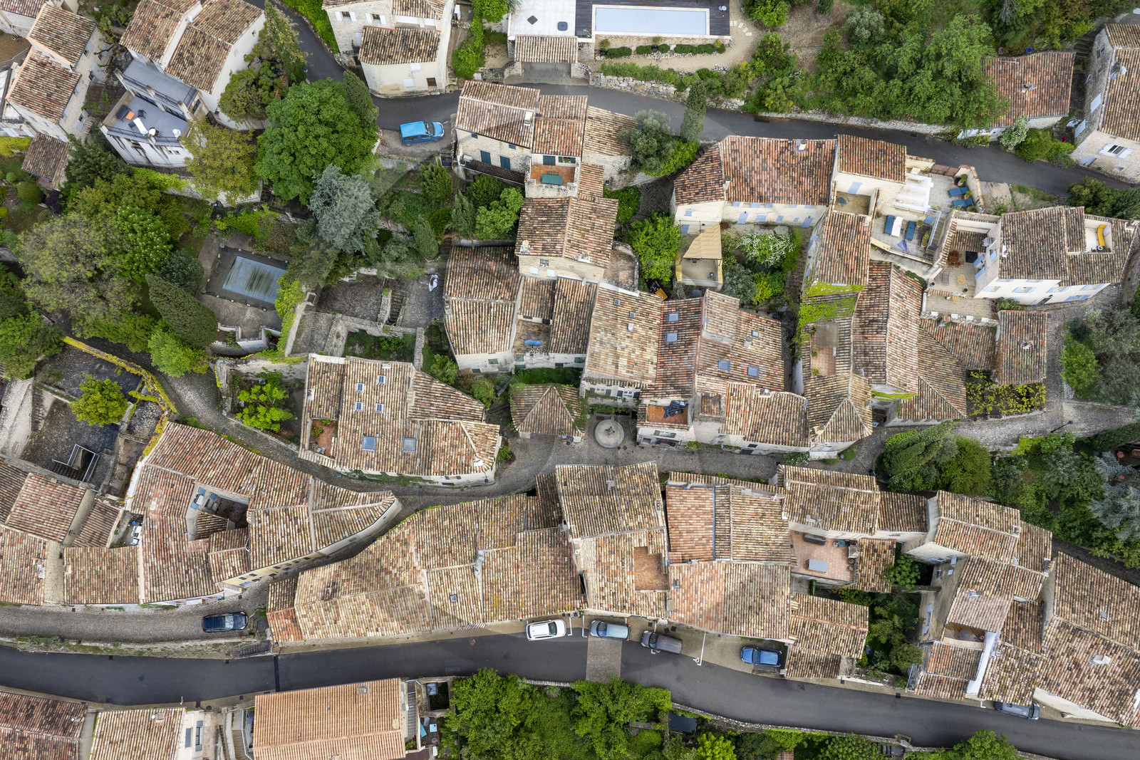 France, Vaucluse (84), Dentelles de Montmirail, le village médiéval de Séguret, labellisé Les Plus Beaux Villages de France, la fontaine des Mascaron dans la rue des Poternes qui traverse le village du Nord au Sud (vue aérienne)