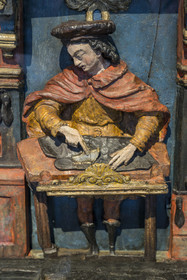 France, Paris (75), quartier du Marais, Musée Carnavalet, enseigne de cordonnier-bottier anciennement rue Saint-Germain-l'Auxerrois daté de 1593 et dédié à Saint Crespin, représentant la confrérie et réference aux martyrs Crépin et Crépinien