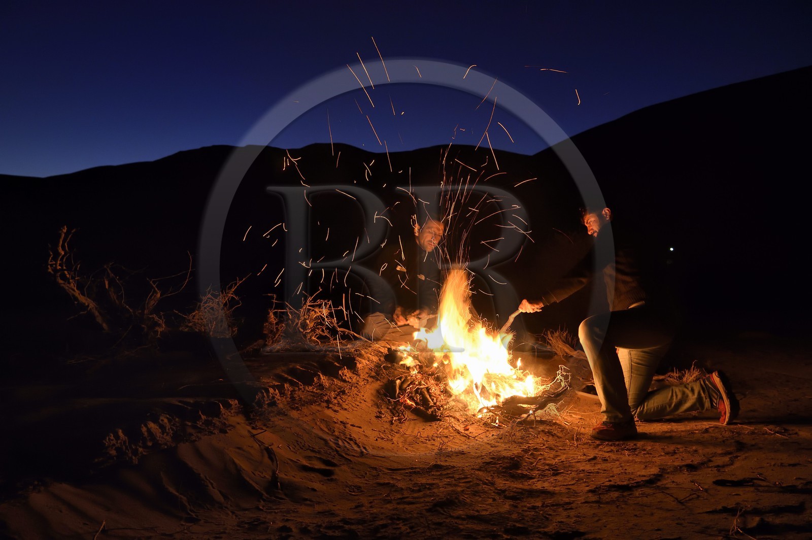 Iran, Province de Yazd, désert du Dasht-e Kavir, Moghestan, massif dunaire, feu de camp au bivouac de nuit