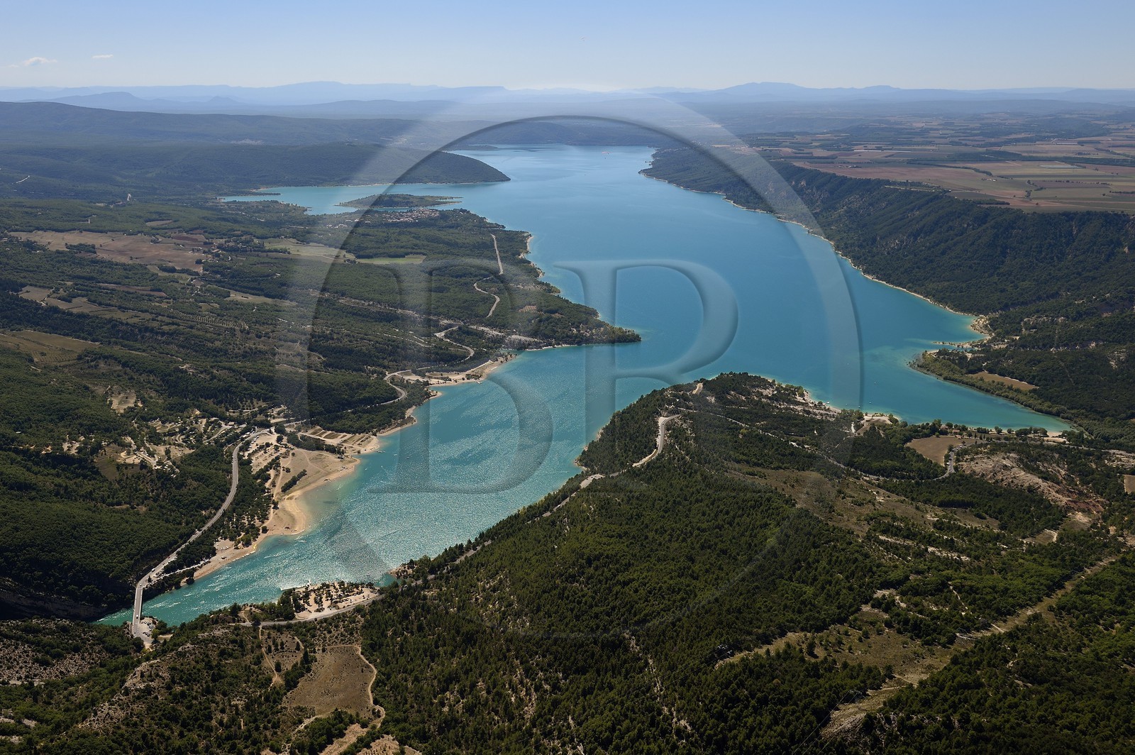 Var (83) rive gauche et Alpes-de-Haute-Provence (04) rive droite, Parc Naturel Régional du Verdon, le lac de Sainte Croix à la sortie des Gorges du Verdon (vue aérienne)