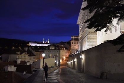 République Tchèque, Prague, Hradcany (quartier du chateau), la montée au chateau royal Ke Hradu et le Monastère de Strahov en arrière plan