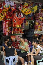 Vietnam, Hanoï, quartier des 36 rues dans la vieille ville, magasin d'accessoires de fêtes