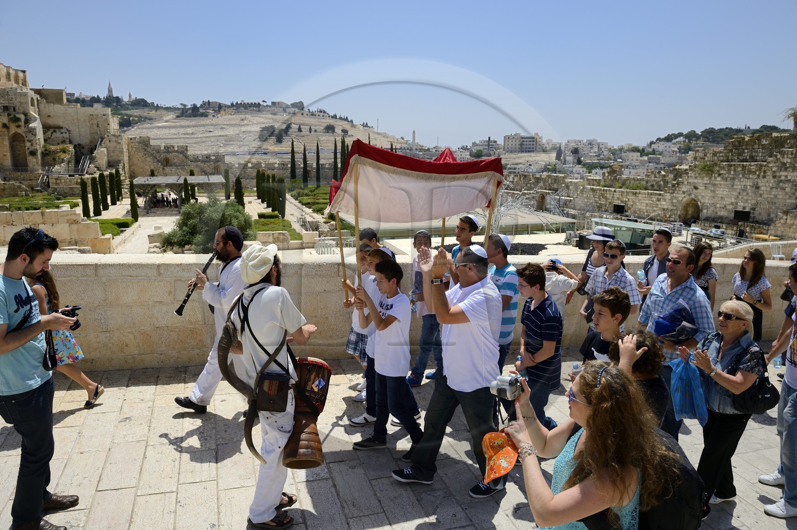 Israel, Jérusalem, ville sainte, vieille-ville classée Patrimoine Mondial de l'UNESCO, une des très nombreuses cérémonies de Bar Mitzvah à se diriger vers le Mur des Lamentations