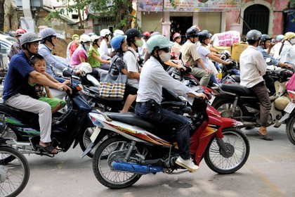Vietnam, Hanoï, circulation en moto dans la vieille ville