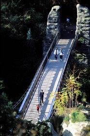 France, Paris (75), promenade sur le pont suspendu du parc des Buttes Chaumont