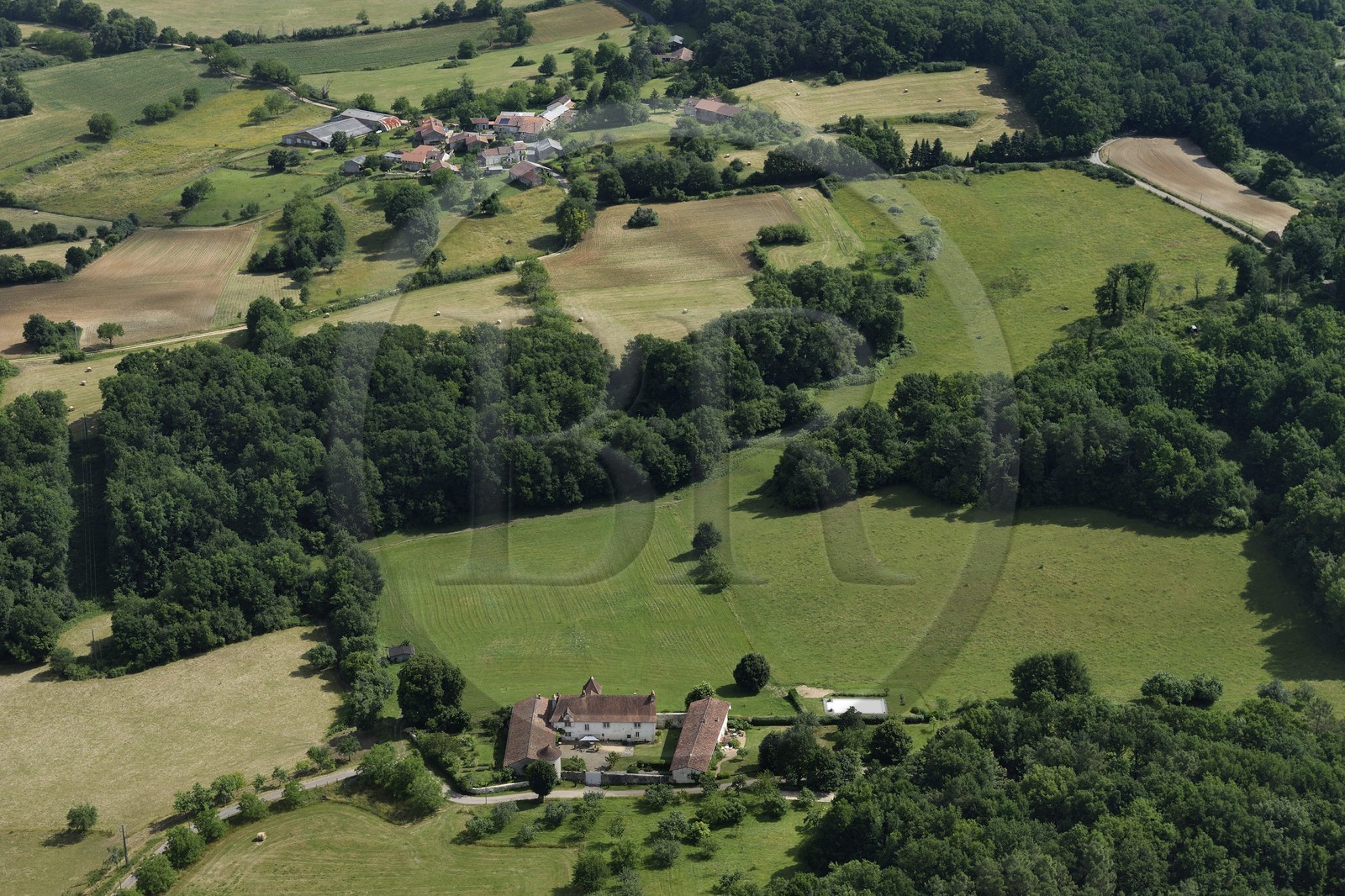 France, Dordogne (24), Périgord Vert, Le Chadeuil, fermes (vue aérienne)