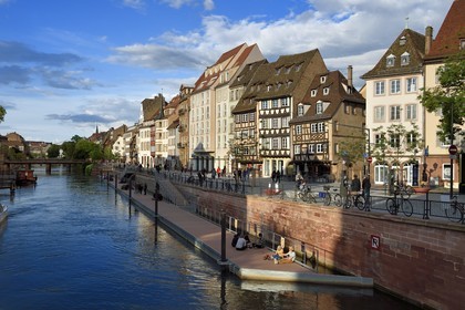 France, Bas-Rhin (67), Strasbourg, vieille ville classée Patrimoine Mondial de l'UNESCO, les bords de l'ill quai des Bateliers transformé en zone de rencontre réservée aux piétons, un ponton flottant est mise en place pour pouvoir se rapprocher de la rivière à la hauteur de la place du Corbeau