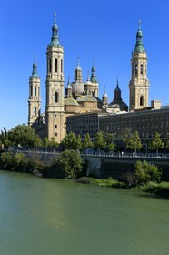 Spain, Aragon, Zaragoza, Basilica del Pilar (Our Lady of Pilar) and the river Ebro