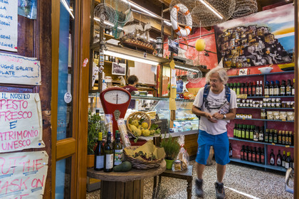 Italie, Ligurie, Cinque Terre, parc national des Cinque Terre classé Patrimoine Mondial de l'UNESCO, village de  Corniglia, magasin d'alimentation a Butiega