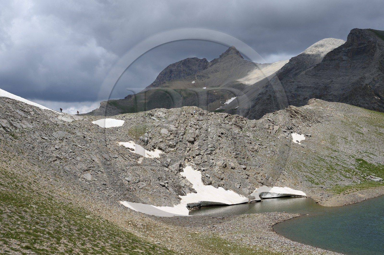 France, Alpes-de-Haute-Provence (04), Uvernet-Fours, parc national du Mercantour, vallée de l'Ubaye, sentier de randonnée du circuit des lacs du col de la Cayolle au Pas du Lausson, lac de Garrets et le Mont Pelat (3051 m) en arrière plan