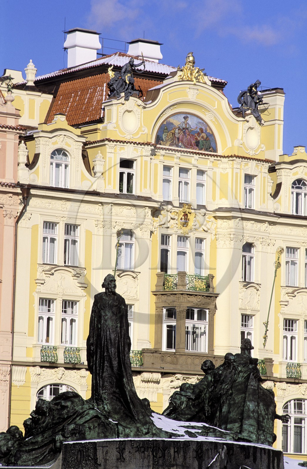 République Tchèque, Prague, Staré Mesto, place de la vieille ville (Staromestské namesti) le monument au héros Jan Hus