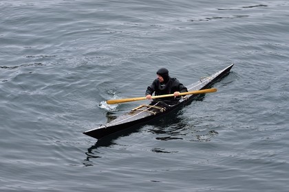 Groenland, région du centre ouest, Sisimiut (autrefois Holsteinsborg), inuit dans un kayak traditionnel
