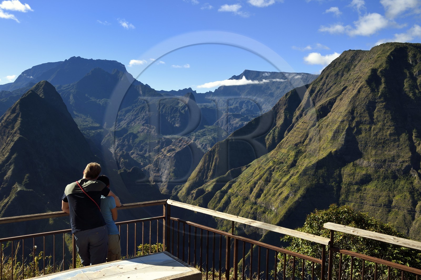 France, Ile de la Reunion, Parc National de la Réunion classé Patrimoine Mondial de l'UNESCO, La Possession, vers le village de Dos d'Ane, randonnée de la Roche Bouteille par le sentier Cap Noir, le Cirque de Mafate vu du kiosque de Cap Noir