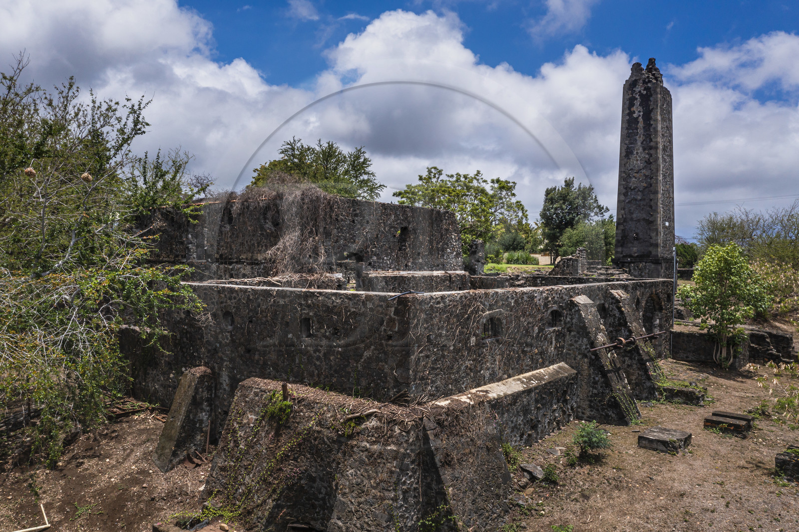 France, Ile de la Reunion, Saint-Gilles-les-Hauts, Musée de Villèle dans le domaine Panon-Desbassyns, ancienne propriété coloniale au cœur d'une grande plantation de canne à sucre qui faisait travailler un peu plus de 400 esclaves, les ruines de l'usine à sucre(vue aérienne) France, Ile de la Reunion, Saint-Gilles-les-Hauts, Musée de Villèle dans le domaine Panon-Desbassyns, ancienne propriété coloniale au cœur d'une grande plantation de canne à sucre qui faisait travailler un peu plus de 400 esclaves, les ruines de l'usine à sucre(vue aérienne)