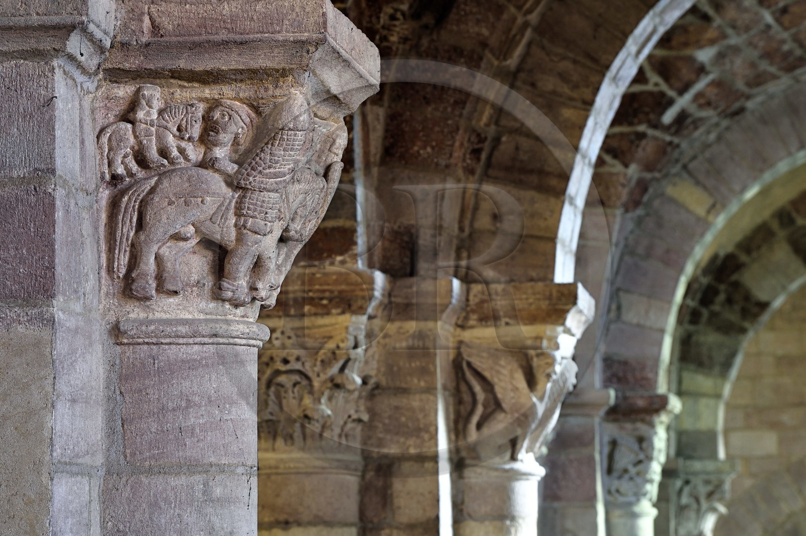 France, Haute-Loire (43), Brioude, la Basilique Saint-Julien de Brioude de style roman auvergnat, chapiteaux sculptés ornés de motifs, combat entre un chevalier chrétien et un chevalier sarrasin qui pourrait faire référence aux Croisades