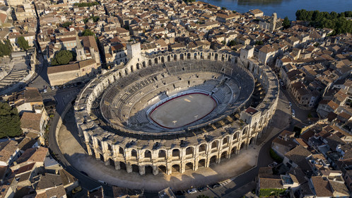 France, Bouches-du-Rhône (13), Arles, les Arènes, amphithéatre romain construit vers 80-90 apr. J.-C., classé Patrimoine Mondial de l'UNESCO, au coeur de la vieille ville et le Rhone en arrière plan (vue aérienne)