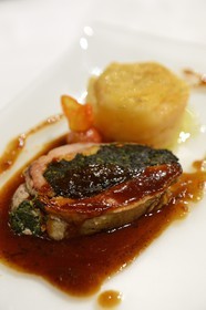 Espagne, Andalousie, Séville, Restaurant Enrique Becerra, agneau roti au miel farci d'épinards et de pignons