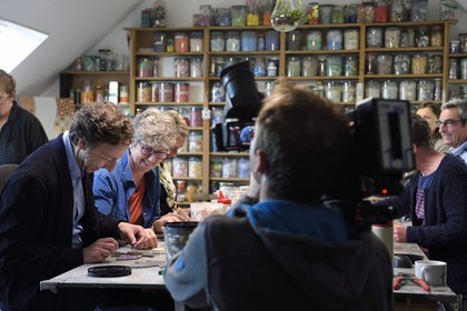 France, Yvelines (78), Montchauvet, tournage pour la télévision du Village Préféré des Français avec Stéphane Bern, Stéphane Bern avec Laurence Pilo dans les Ateliers Clairviane