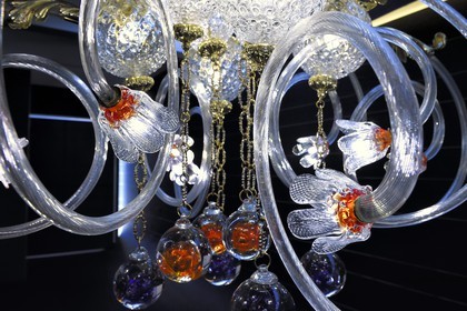 République Tchèque, Prague, show room de la verrerie Lasvit, lustre