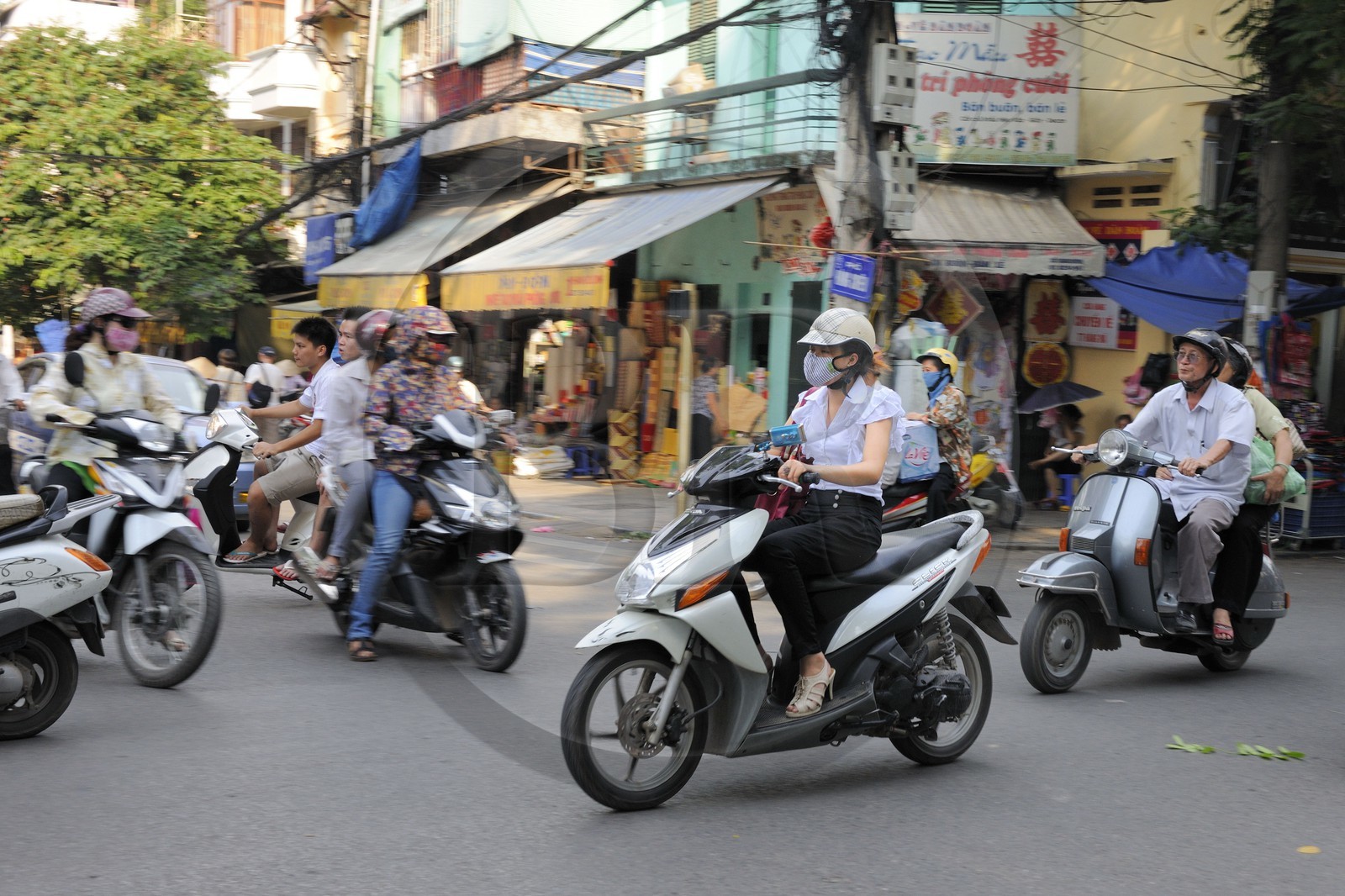 Vietnam, Hanoï, circulation en moto dans la vieille ville
