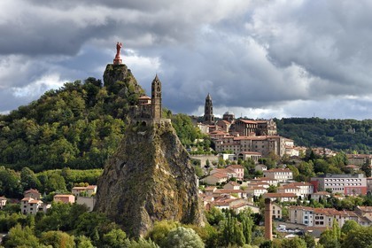 France, Haute-Loire (43), Le Puy-en-Velay, étape classée Patrimoine Mondial de l'UNESCO dans le cadre des chemins de Compostelle, vue sur la ville avec la Chapelle Saint-Michel d'Aiguilhe perchée sur un piton volcanique au premier plan, la statue Notre Dame de France (de 1860) sur le Rocher Corneille surplombant la cathédrale Notre Dame de l'Annonciation du XIIe siècle en arrière plan